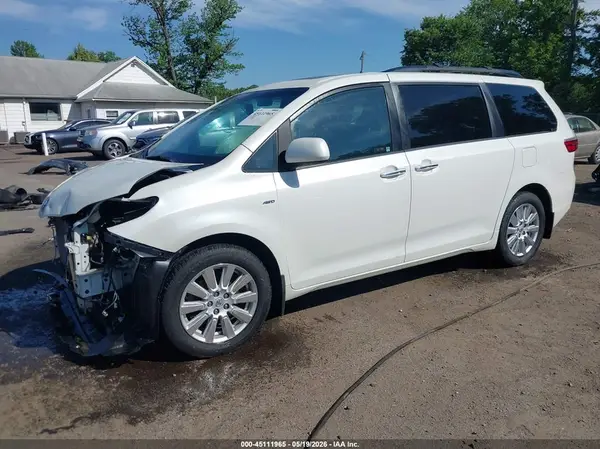 5TDDZ3DC6HS182308 2017 TOYOTA SIENNA - Image 2