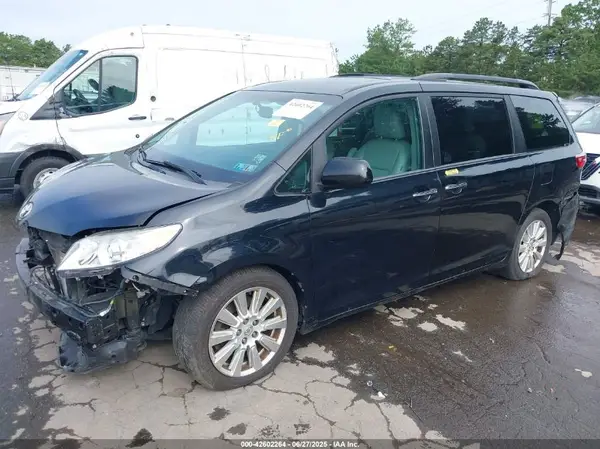 5TDDZ3DC6HS182423 2017 TOYOTA SIENNA - Image 2