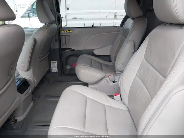 5TDDZ3DC6HS182423 2017 TOYOTA SIENNA - Image 8