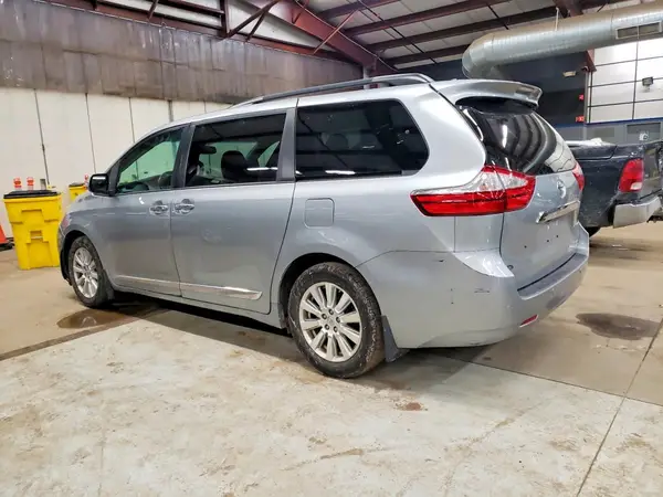 5TDDZ3DC6HS182812 2017 TOYOTA SIENNA - Image 2