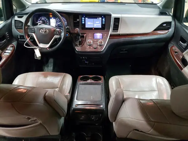 5TDDZ3DC6HS182812 2017 TOYOTA SIENNA - Image 8