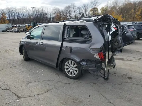 5TDDZ3DC6HS187735 2017 TOYOTA SIENNA - Image 2