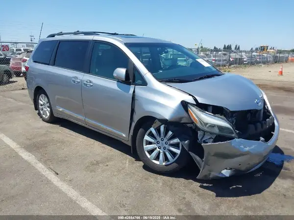 5TDDZ3DC6HS188030 2017 TOYOTA SIENNA - Image 1
