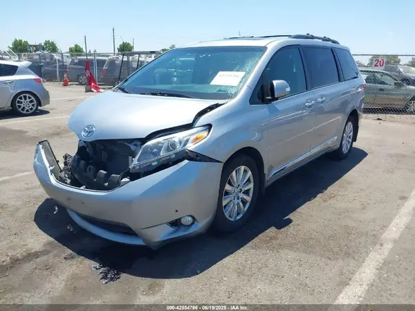 5TDDZ3DC6HS188030 2017 TOYOTA SIENNA - Image 2