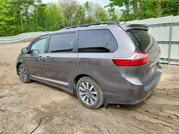 5TDDZ3DC6JS189331 2018 TOYOTA SIENNA - Image 2