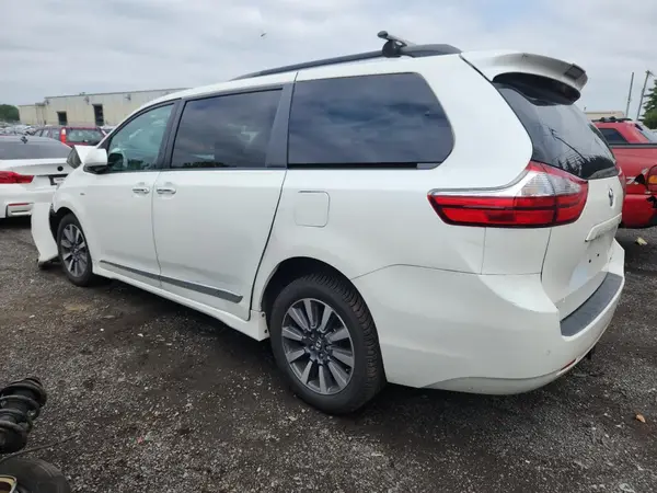 5TDDZ3DC6JS194075 2018 TOYOTA SIENNA - Image 2