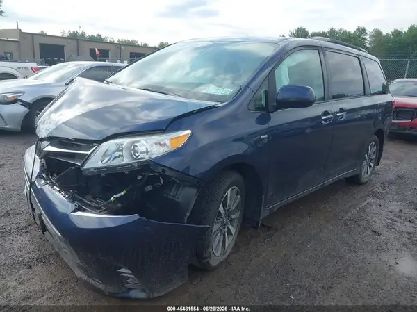 5TDDZ3DC6JS208203 2018 TOYOTA SIENNA - Image 2