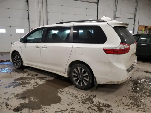 5TDDZ3DC6KS218912 2019 TOYOTA SIENNA - Image 2