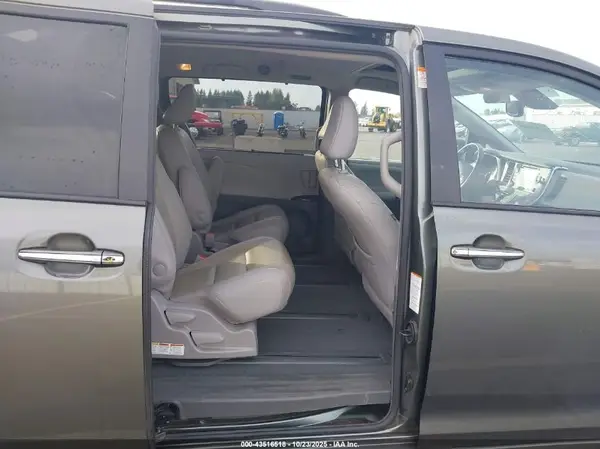 5TDDZ3DC6KS222121 2019 TOYOTA SIENNA - Image 8