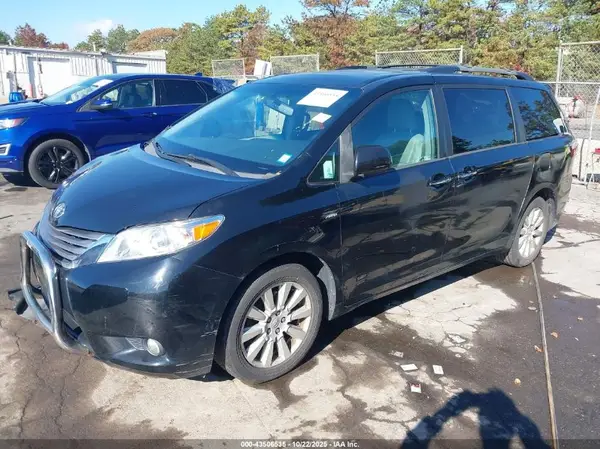 5TDDZ3DC7HS147826 2017 TOYOTA SIENNA - Image 2