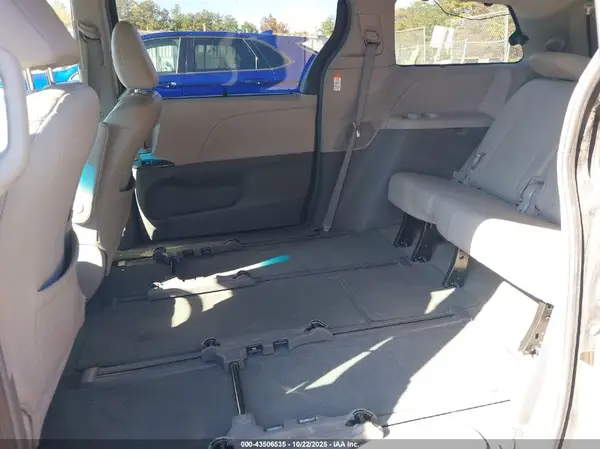 5TDDZ3DC7HS147826 2017 TOYOTA SIENNA - Image 8