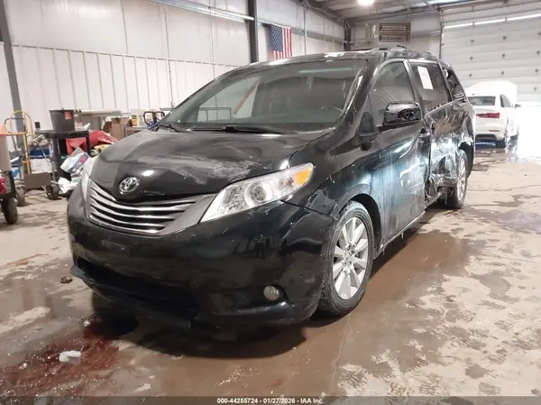 5TDDZ3DC7HS148054 2017 TOYOTA SIENNA - Image 2