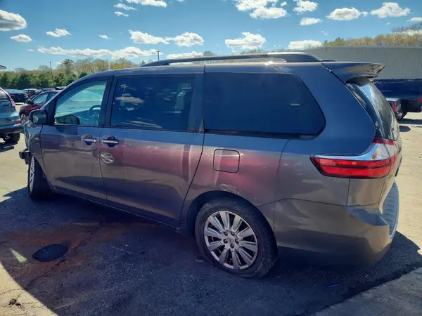 5TDDZ3DC7HS148538 2017 TOYOTA SIENNA - Image 2
