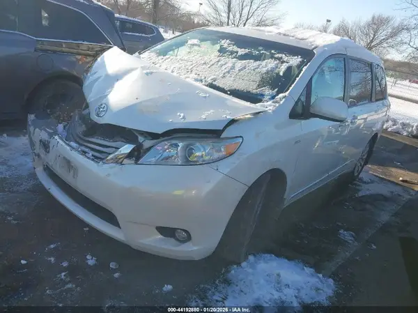 5TDDZ3DC7HS149558 2017 TOYOTA SIENNA - Image 2