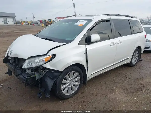 5TDDZ3DC7HS150225 2017 TOYOTA SIENNA - Image 2