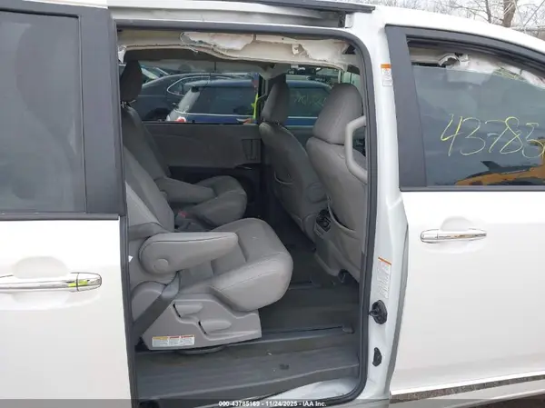 5TDDZ3DC7HS150225 2017 TOYOTA SIENNA - Image 8