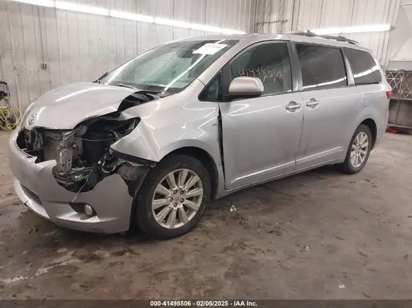 5TDDZ3DC7HS151052 2017 TOYOTA SIENNA - Image 2