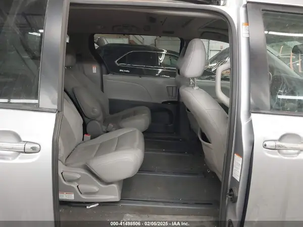 5TDDZ3DC7HS151052 2017 TOYOTA SIENNA - Image 8