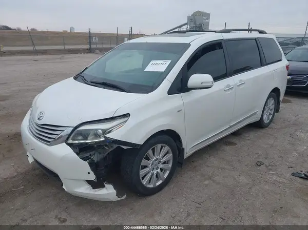 5TDDZ3DC7HS151777 2017 TOYOTA SIENNA - Image 2