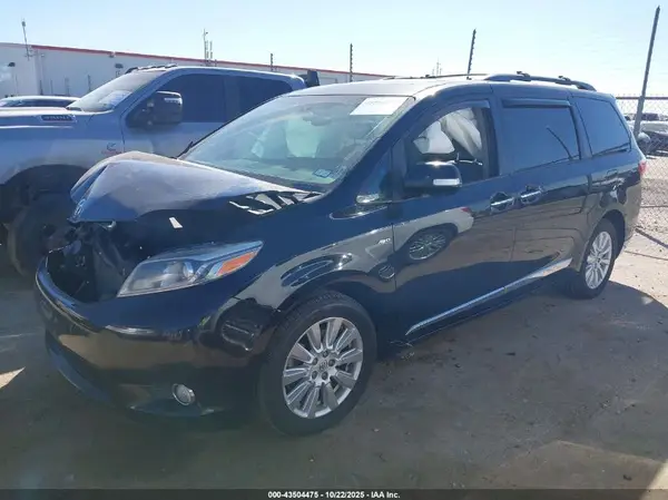 5TDDZ3DC7HS152895 2017 TOYOTA SIENNA - Image 2