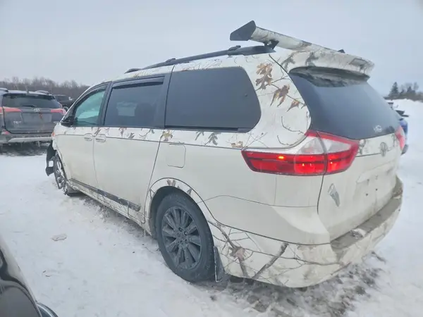 5TDDZ3DC7HS153562 2017 TOYOTA SIENNA - Image 2