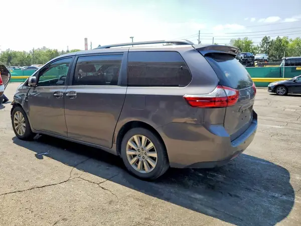 5TDDZ3DC7HS155117 2017 TOYOTA SIENNA - Image 2
