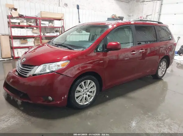 5TDDZ3DC7HS156316 2017 TOYOTA SIENNA - Image 2