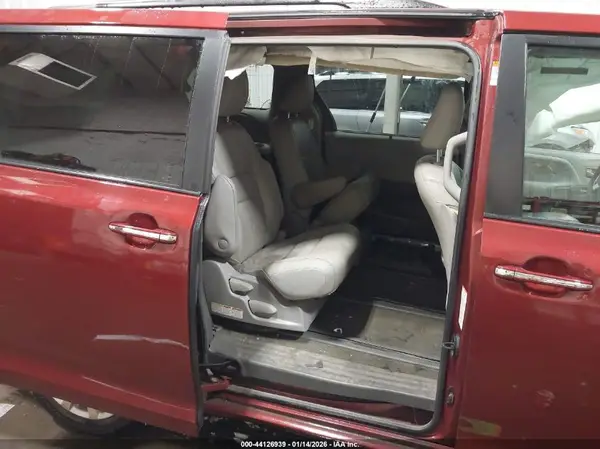 5TDDZ3DC7HS156316 2017 TOYOTA SIENNA - Image 8