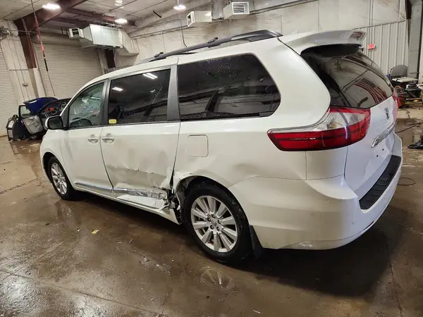 5TDDZ3DC7HS158776 2017 TOYOTA SIENNA - Image 2