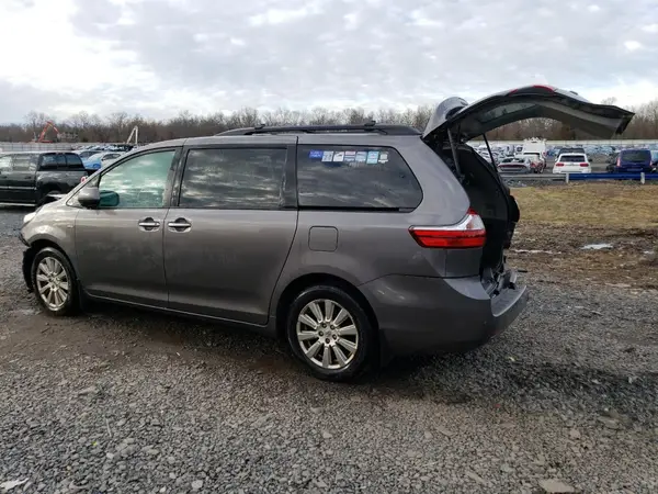 5TDDZ3DC7HS163170 2017 TOYOTA SIENNA - Image 2