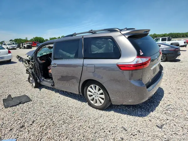 5TDDZ3DC7HS165369 2017 TOYOTA SIENNA - Image 2