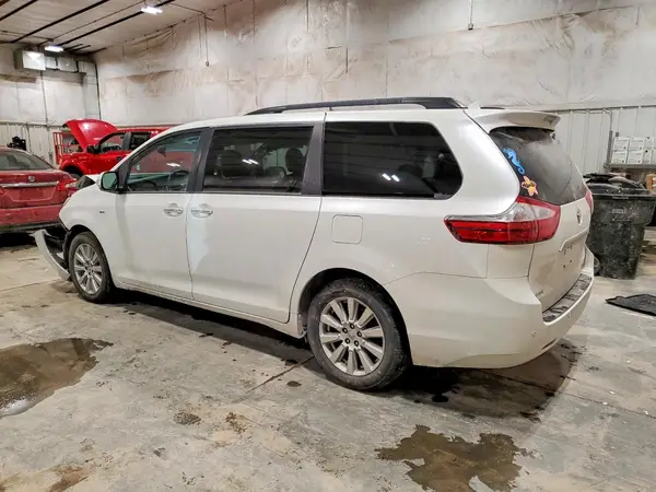 5TDDZ3DC7HS165498 2017 TOYOTA SIENNA - Image 2