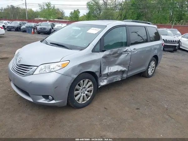 5TDDZ3DC7HS165534 2017 TOYOTA SIENNA - Image 2