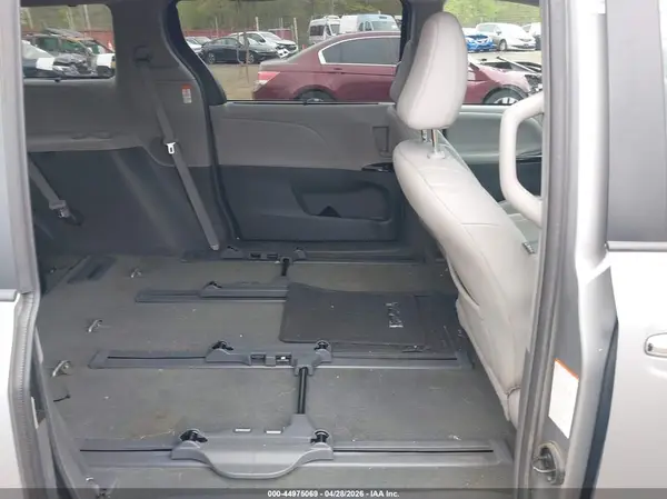 5TDDZ3DC7HS165534 2017 TOYOTA SIENNA - Image 8