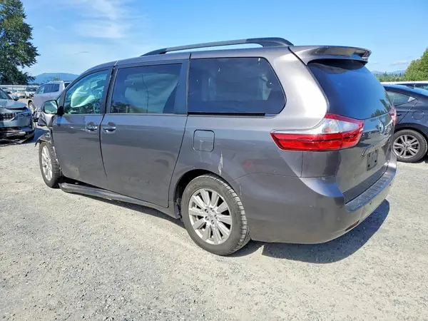 5TDDZ3DC7HS168269 2017 TOYOTA SIENNA - Image 2