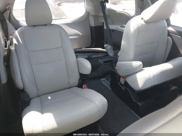 5TDDZ3DC7HS168871 2017 TOYOTA SIENNA - Image 8