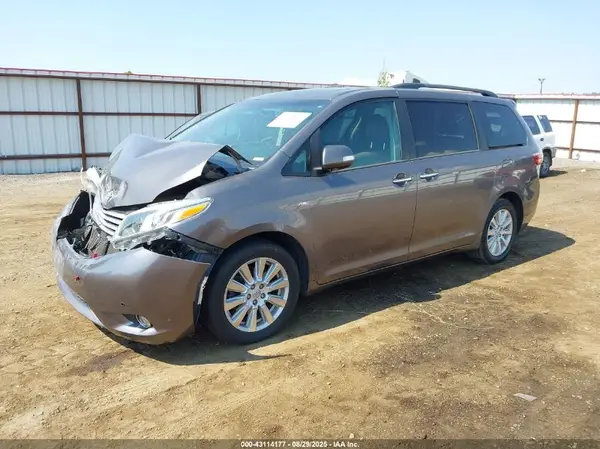 5TDDZ3DC7HS174198 2017 TOYOTA SIENNA - Image 2