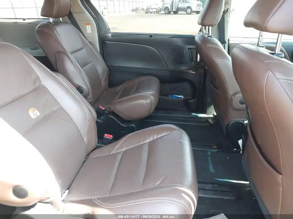 5TDDZ3DC7HS174198 2017 TOYOTA SIENNA - Image 8