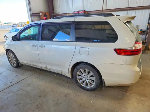 5TDDZ3DC7HS174220 2017 TOYOTA SIENNA - Image 2