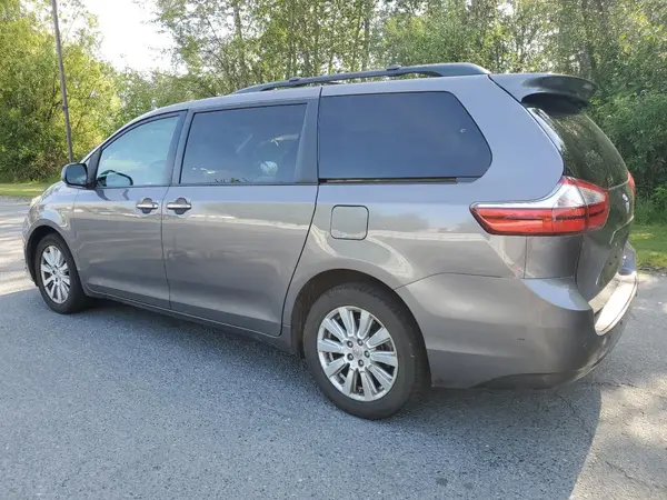 5TDDZ3DC7HS176274 2017 TOYOTA SIENNA - Image 2