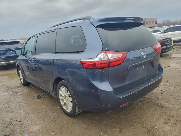 5TDDZ3DC7HS178073 2017 TOYOTA SIENNA - Image 2
