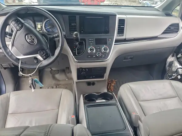 5TDDZ3DC7HS178073 2017 TOYOTA SIENNA - Image 8