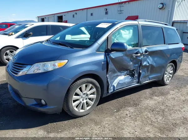 5TDDZ3DC7HS178820 2017 TOYOTA SIENNA - Image 2