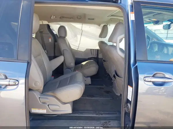5TDDZ3DC7HS178820 2017 TOYOTA SIENNA - Image 8