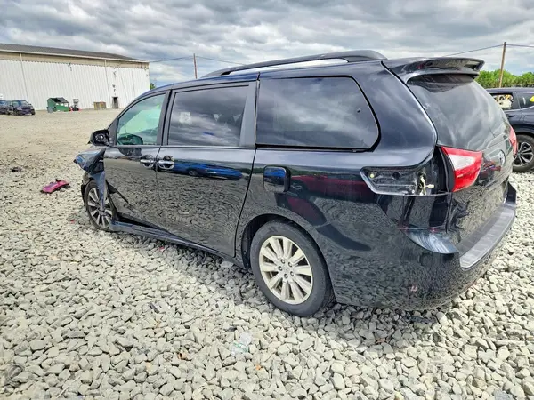 5TDDZ3DC7HS180258 2017 TOYOTA SIENNA - Image 2
