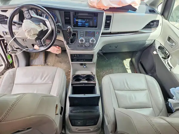 5TDDZ3DC7HS180258 2017 TOYOTA SIENNA - Image 8