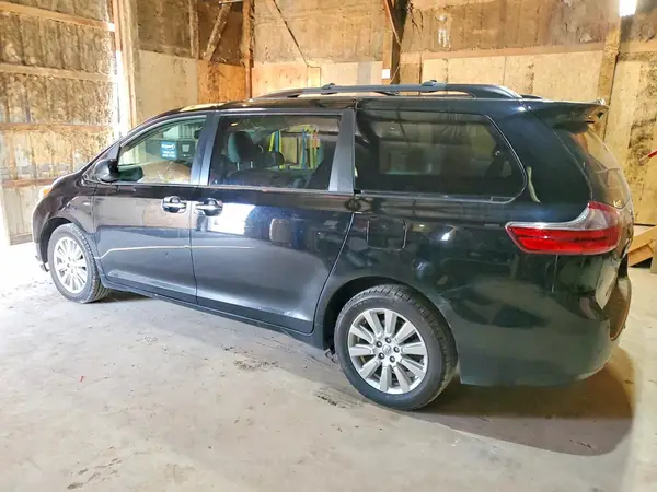 5TDDZ3DC7HS181068 2017 TOYOTA SIENNA - Image 2