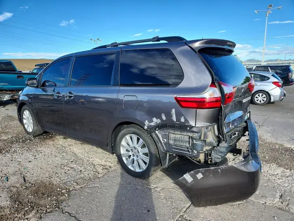 5TDDZ3DC7HS182897 2017 TOYOTA SIENNA - Image 2