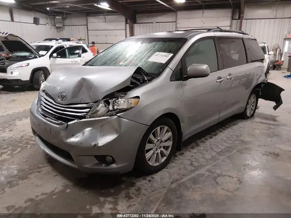 5TDDZ3DC7HS183144 2017 TOYOTA SIENNA - Image 2