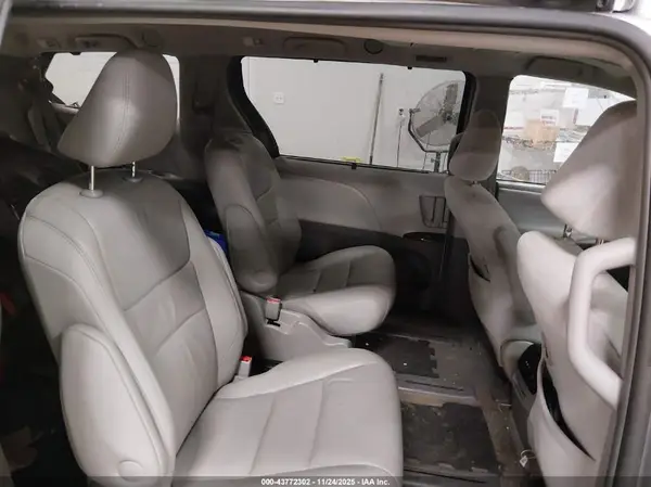 5TDDZ3DC7HS183144 2017 TOYOTA SIENNA - Image 8